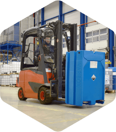 VARIBOX Compact Containment IBC auf einem Gabelstapler in einer Lagerhalle