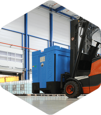 VARIBOX Full Containment IBC auf einem Gabelstapler in einer Lagerhalle