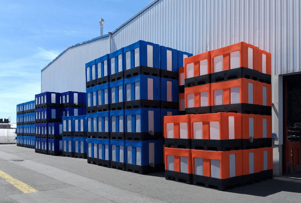Stacks of blue and red VARIBOX IBCs outside the factory