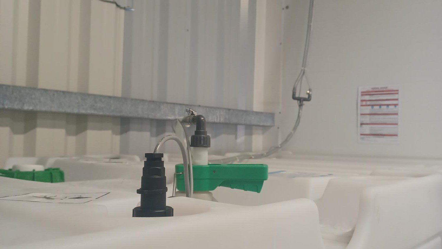 Podłączone górne części pojemników IBC VARIBOX w magazynie chemikaliów
