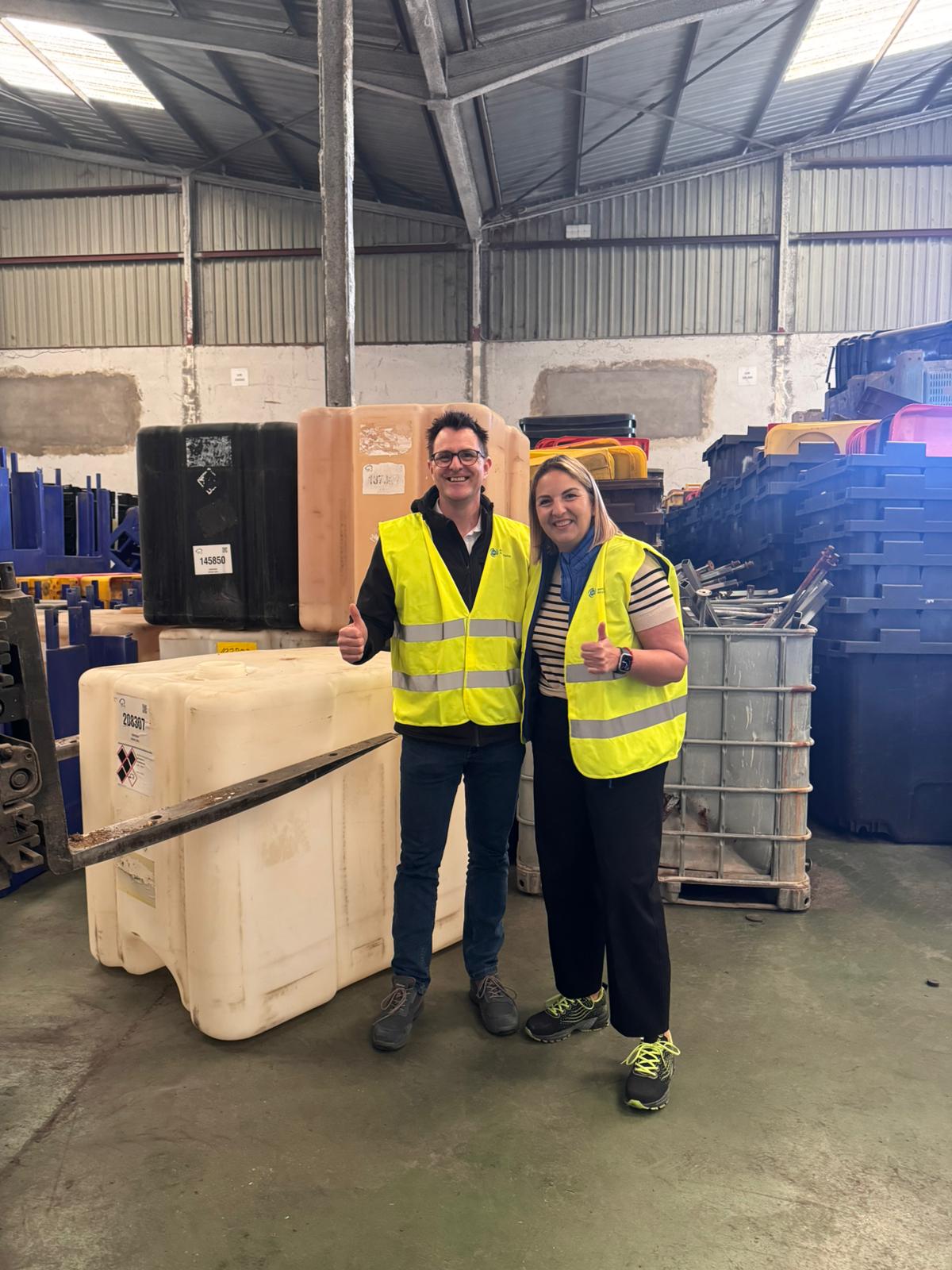 Dos personas con un depósito interior VARIBOX en la planta de reciclaje de Manc Recyclaplast