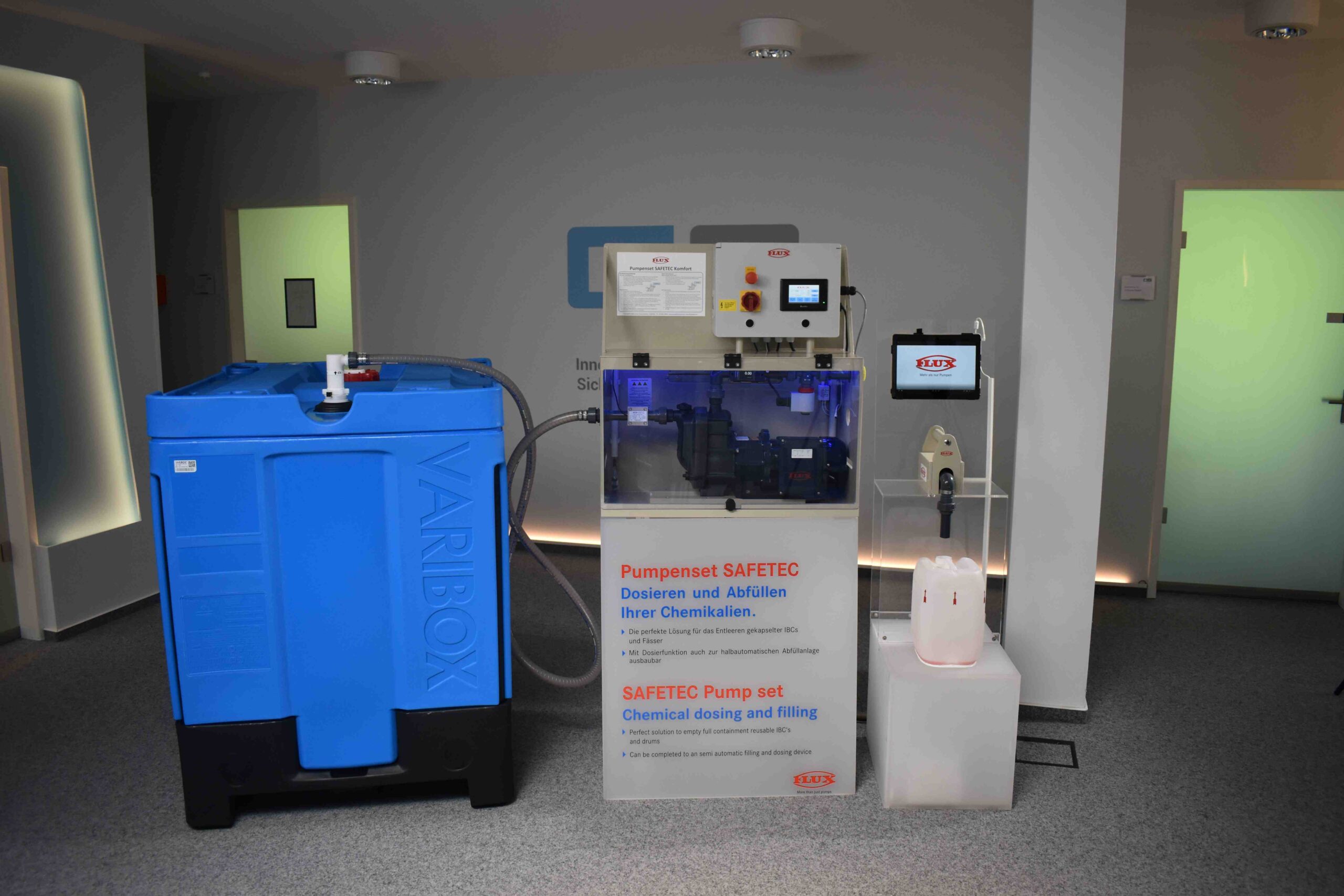 Pojemnik IBC VARIBOX z systemem pompowym FLUX w salonie wystawowym
