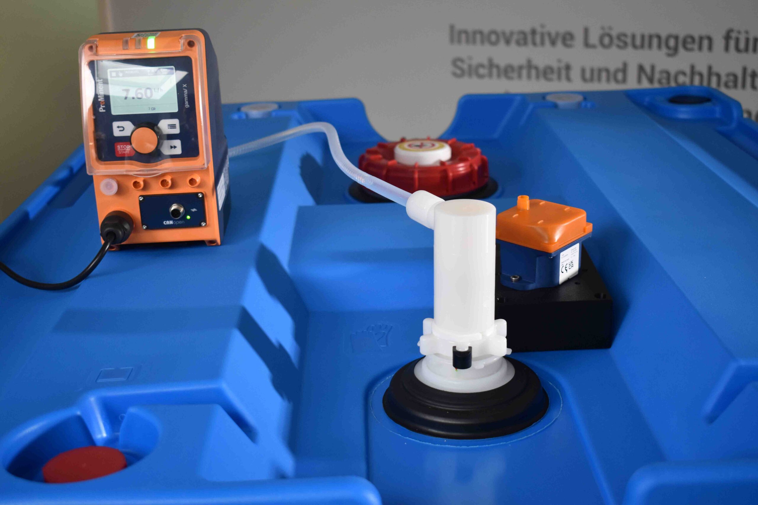 ProMinent-Dosierpumpe am Saugrohr eines VARIBOX IBC angeschlossen