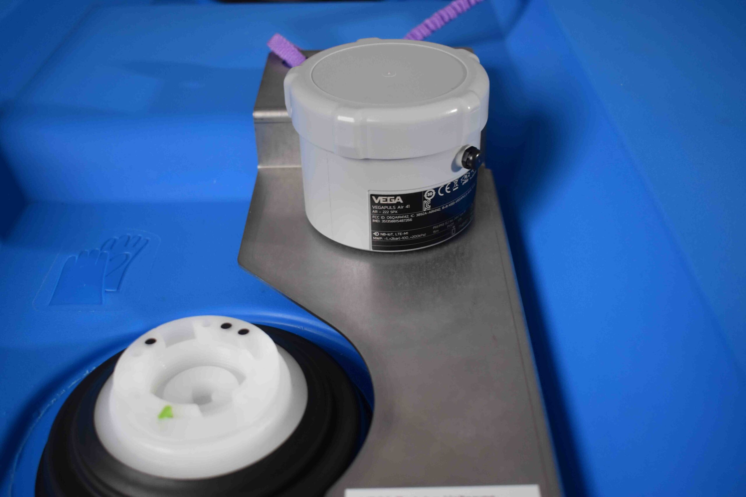 VEGA-Füllstandsensor oben auf einem VARIBOX IBC